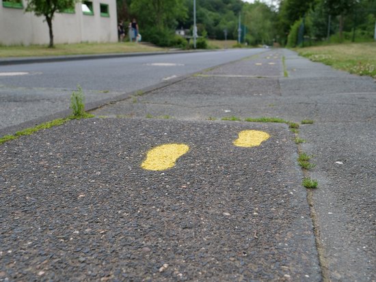 Gelbe Füße überall auf dem Gehweg.