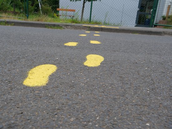 Gelbe Füße überall auf dem Gehweg.