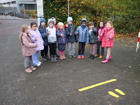 Schülerinnen und Schüler bei der Gelben Füße Aktion.