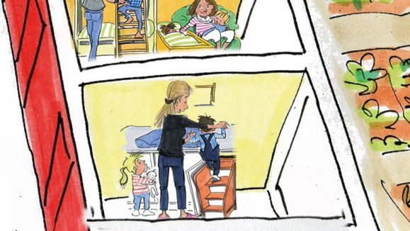 Eine Erzieherin hilft einem Kind über eine kleine Treppe auf den Wickeltisch.