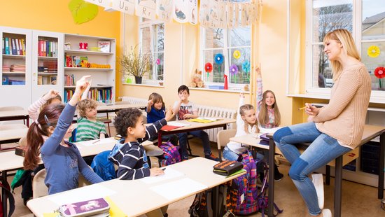 Grundschülerinnen und Grundschüler in der Klasse im Unterricht.