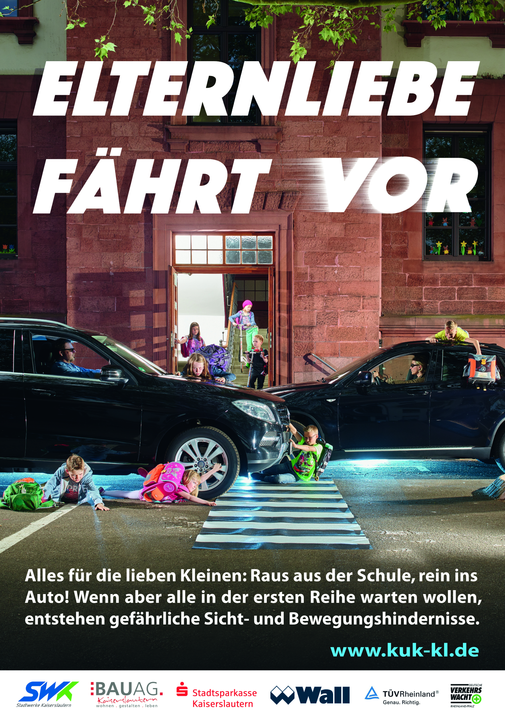 Plakat der KuK: Kinder mit Schulranzen müssen sich durch Autos vor dem Schulgebäude drängen. In einem Textfeld steht: Elternliebe fährt vor.